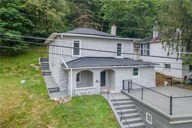 view of front of house featuring a front lawn