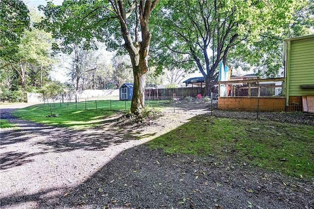 view of yard featuring a shed