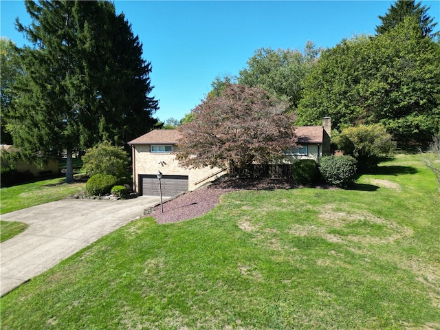 view of front of home featuring a front lawn