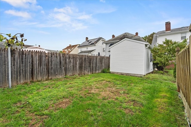 view of yard featuring a shed