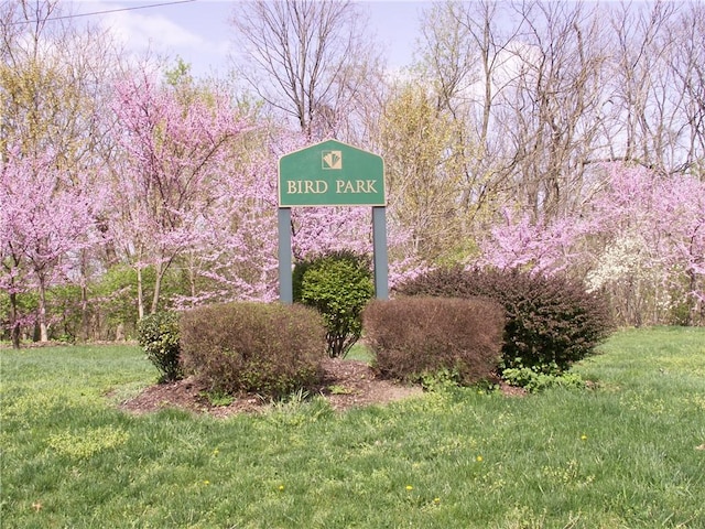 community sign featuring a yard