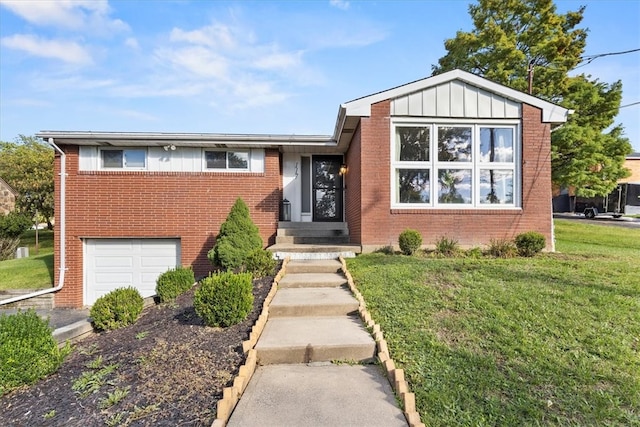 view of front of house featuring a front lawn and a garage