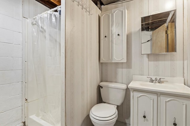 bathroom with vanity, toilet, and curtained shower