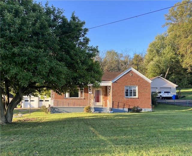 view of front of property featuring a front yard