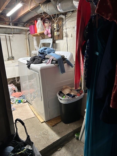 laundry room featuring washing machine and clothes dryer