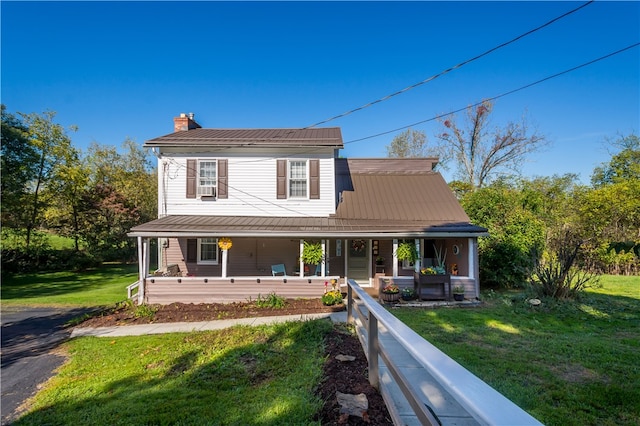 country-style home featuring a porch and a front lawn