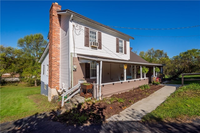 view of front of property featuring a front lawn and covered porch