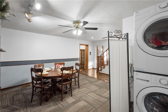 dining space featuring stacked washer / dryer, a textured ceiling, hardwood / wood-style floors, and ceiling fan