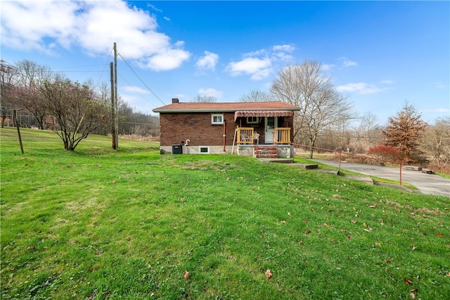 view of front of property featuring a front lawn