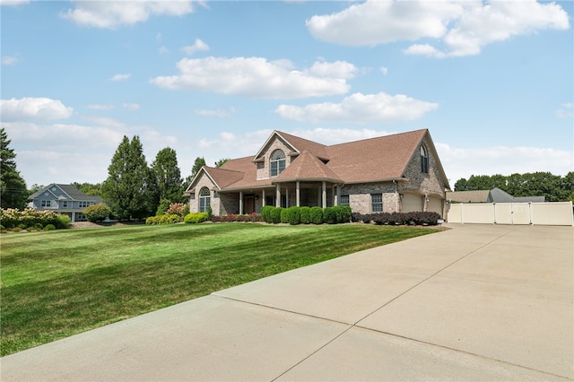 view of front of house featuring a front lawn