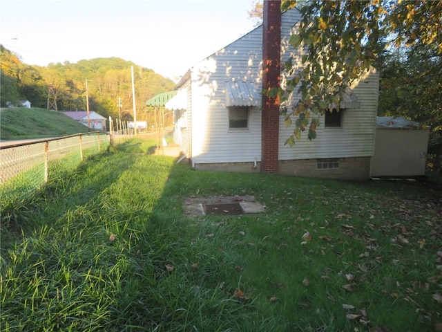 view of yard with a mountain view