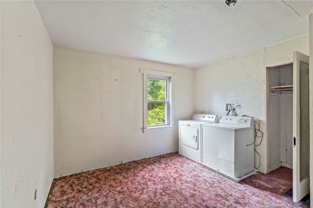 washroom featuring carpet floors, a textured ceiling, and washing machine and dryer