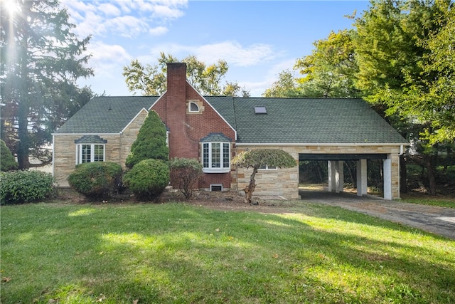 view of front of property featuring a front yard