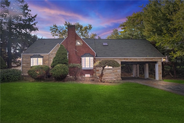 view of front of property featuring a lawn