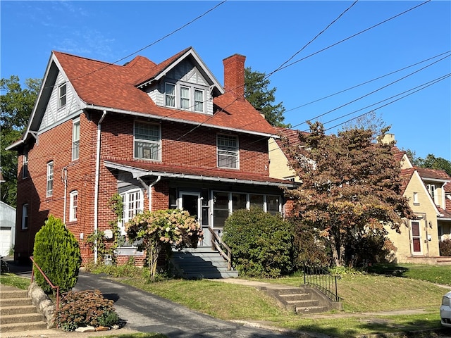 view of front facade with a front lawn