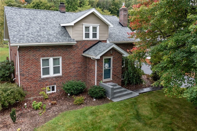 view of front of home featuring a front yard