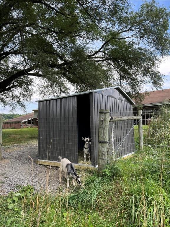 view of outdoor structure featuring an outdoor structure and fence