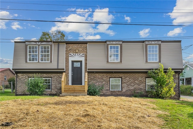 view of front of property featuring a front lawn