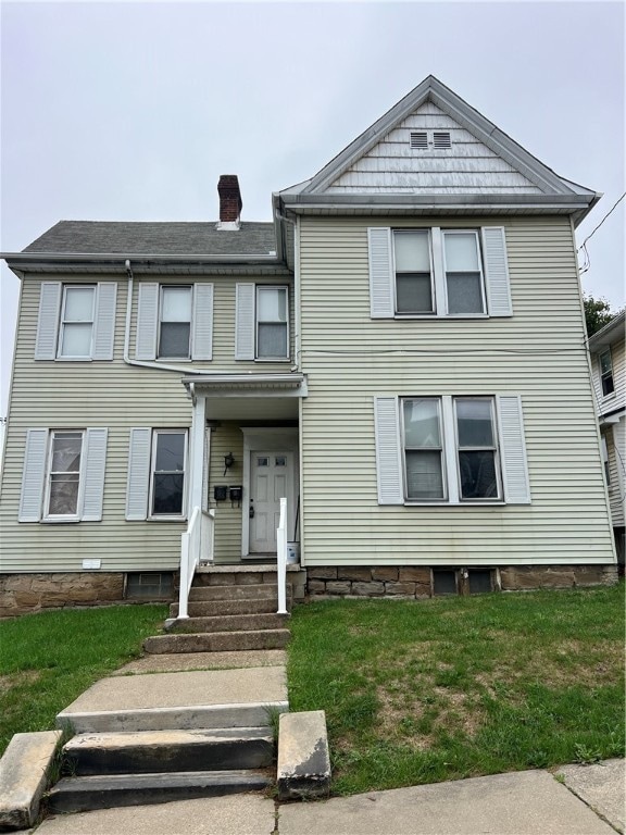 view of front of property featuring a front lawn