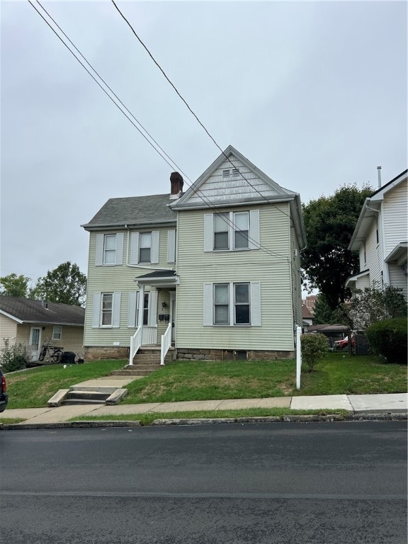 view of front of house featuring a front lawn