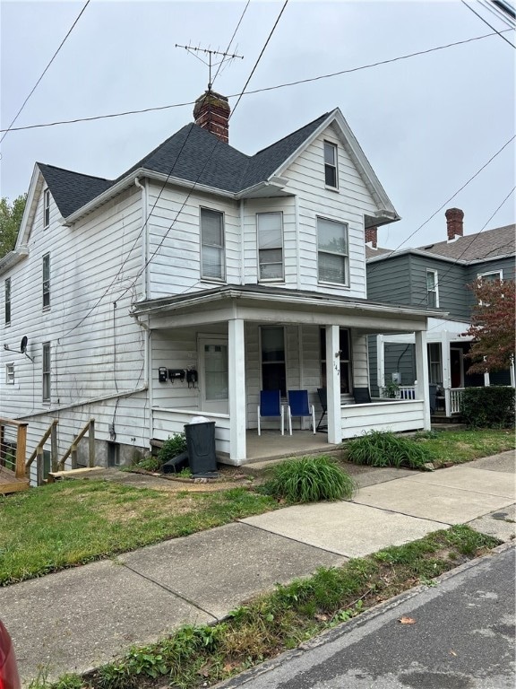 view of front of property featuring a porch and a front lawn