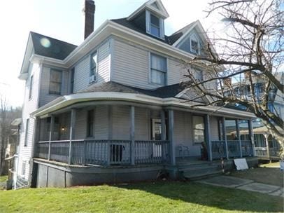 view of front facade with a porch and a front yard