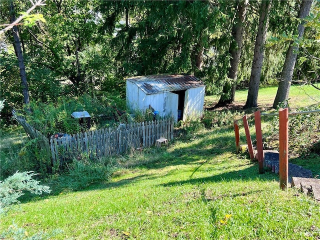 view of yard featuring a storage unit