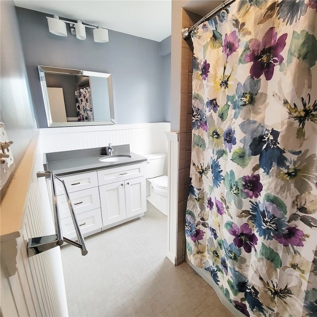 bathroom with vanity, toilet, and curtained shower