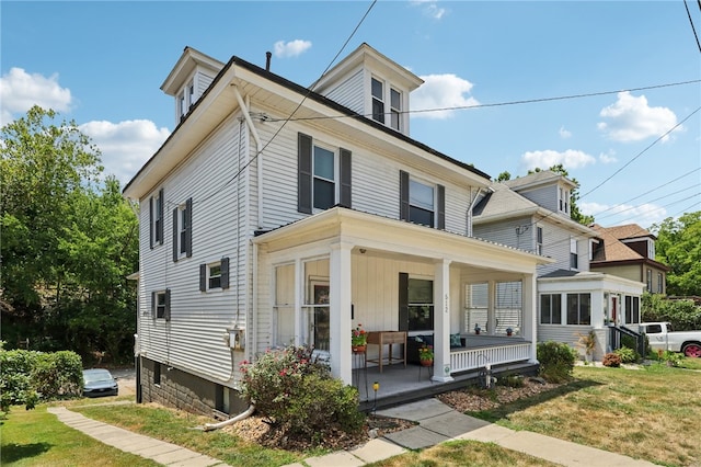 view of front of property with a front lawn and covered porch