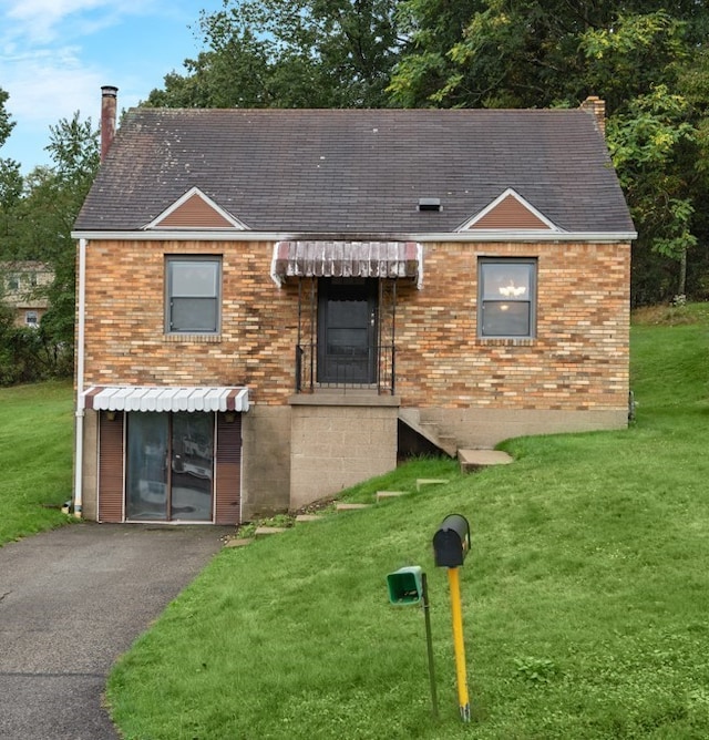 view of front of property with a front lawn