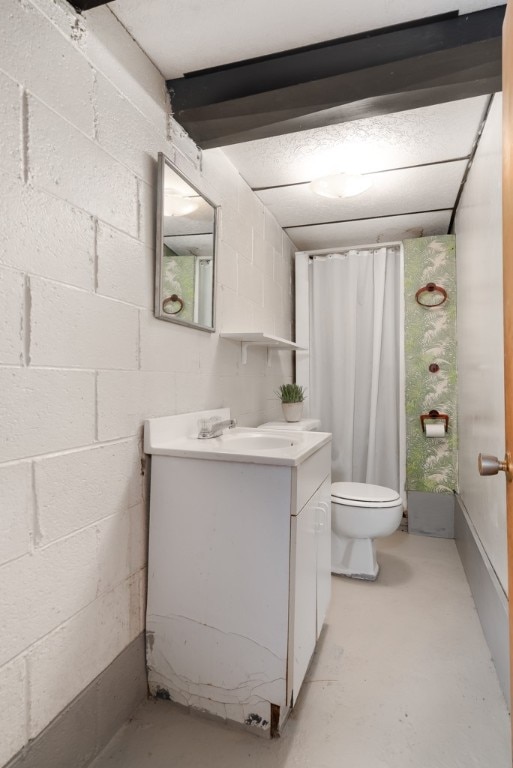 bathroom featuring concrete floors, vanity, a shower with shower curtain, and toilet