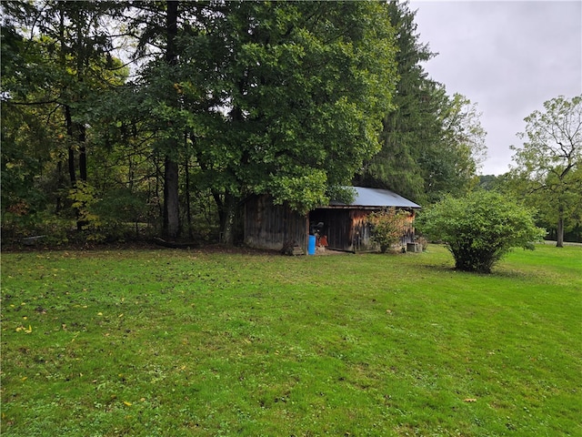 view of yard featuring an outbuilding