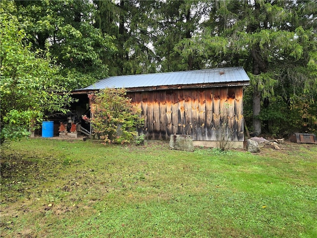 view of outdoor structure with a yard