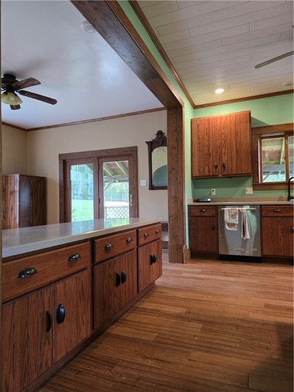 kitchen featuring crown molding, light hardwood / wood-style floors, dishwasher, and ceiling fan