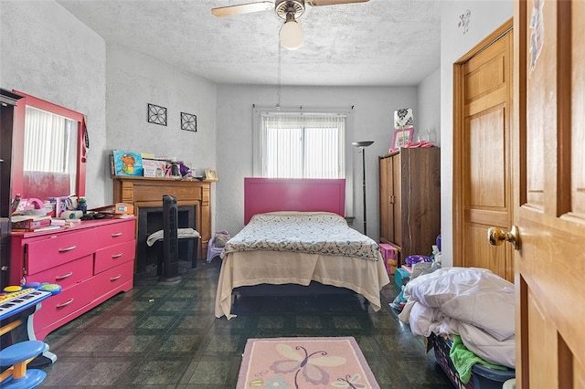 bedroom featuring ceiling fan and a textured ceiling