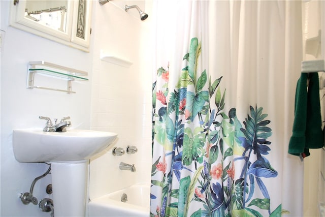 bathroom featuring shower / bath combo