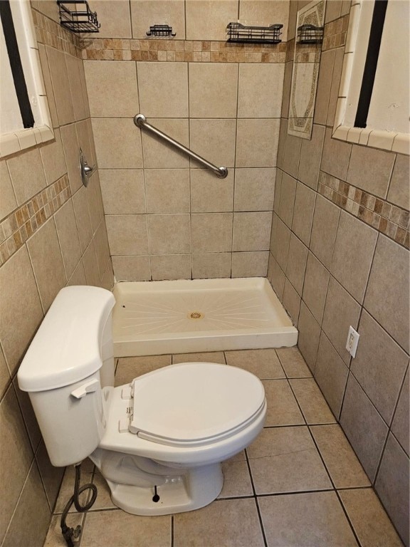 bathroom featuring tiled shower, tile walls, and toilet