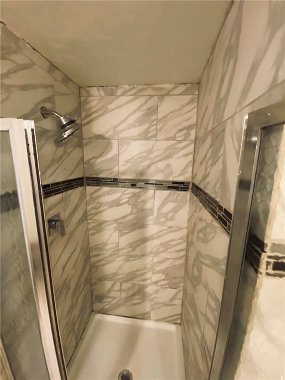 bathroom featuring tiled shower