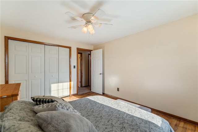 bedroom with a closet, light wood-type flooring, and ceiling fan