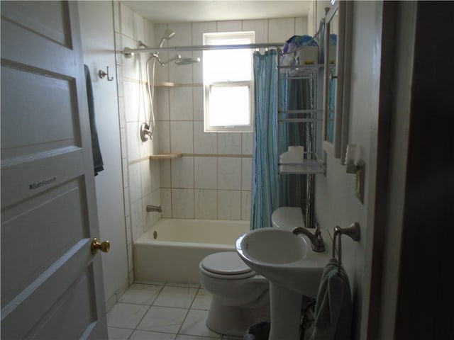 bathroom featuring toilet and shower / tub combo with curtain