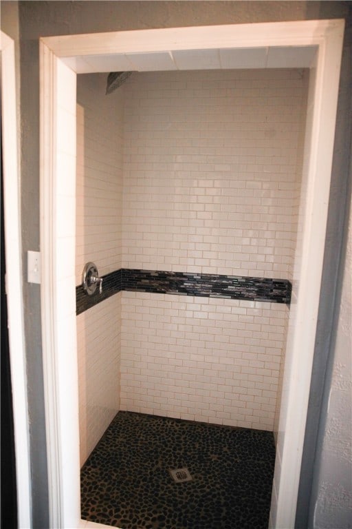 bathroom featuring tiled shower