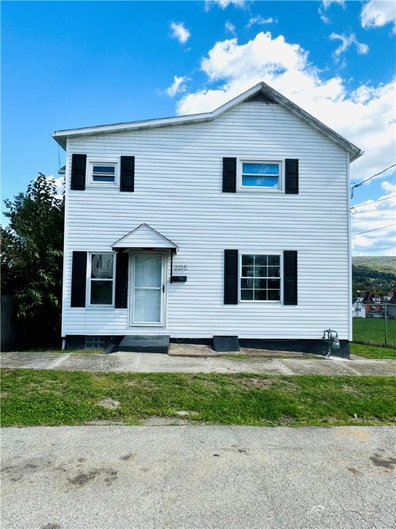 view of front facade featuring a front yard