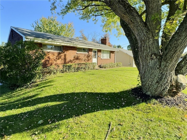 ranch-style home featuring a front lawn