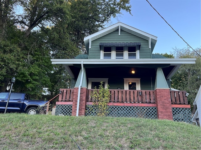 view of front facade featuring a front yard and covered porch