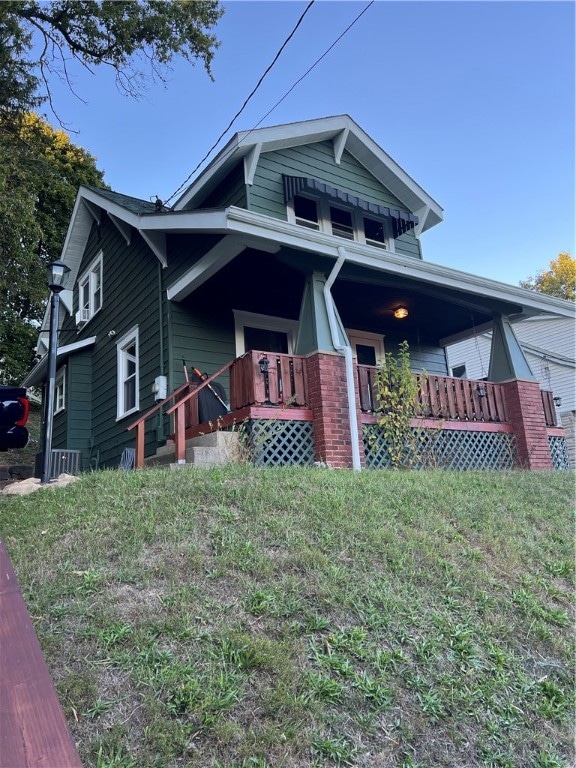 view of front facade featuring a front yard and covered porch