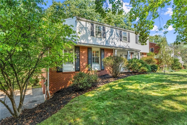 view of front of house featuring a front lawn