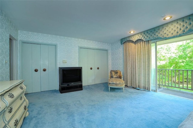 sitting room with wallpapered walls and carpet floors