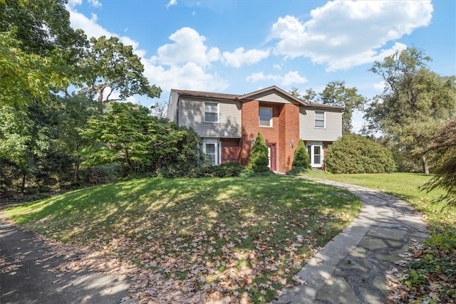 view of front of property featuring a front yard