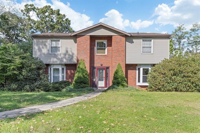 view of front of home featuring a front yard