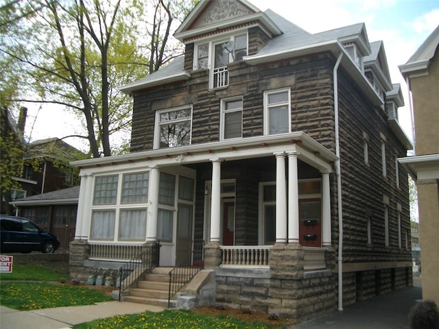 view of front of property featuring covered porch